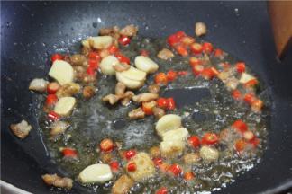 加大蒜，腊八豆，小米椒，大蒜用刀拍扁，炒的时候味道更佳的浓郁，将其炒出香味