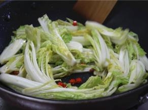 下入娃娃菜翻炒，娃娃菜煸炒至八成熟，微微变软