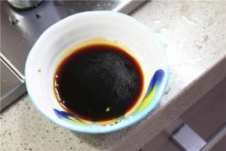 将东古酱油，美极鲜和辣鲜露按照一比一的比例调制成调味汁，加少许的老抽上色