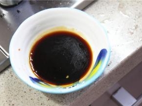 将东古酱油，美极鲜和辣鲜露按照一比一的比例调制成调味汁，加少许的老抽上色