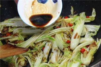 调味汁倒入锅内，翻炒均匀入味即可出锅