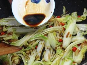 调味汁倒入锅内，翻炒均匀入味即可出锅