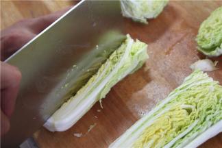 将娃娃菜洗净切成条