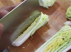 将娃娃菜洗净切成条