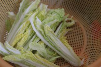 抖掉散落的叶子