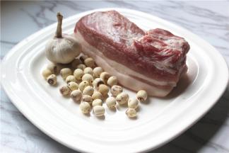 红烧肉的原材料最好选择三线五花肉，太肥会太腻，太瘦口感柴。那么如何分辨三线五花肉呢？普通五花肉是肥肉加瘦肉，三线五花肉是肥肉和瘦肉夹在一起很多层，是最好的五花肉。