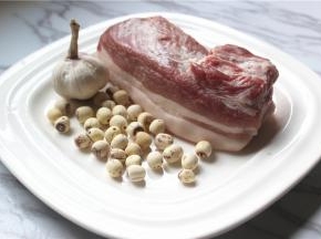 红烧肉的原材料最好选择三线五花肉，太肥会太腻，太瘦口感柴。那么如何分辨三线五花肉呢？普通五花肉是肥肉加瘦肉，三线五花肉是肥肉和瘦肉夹在一起很多层，是最好的五花肉。