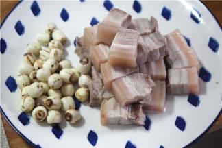 将五花肉多余的肥肉切掉，切成大拇指宽的块状，肉的厚度要一致，然后五花肉表面的水分擦干