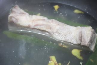 锅内添水，放入葱、姜、五花肉大火煮开，煮25分钟、煮到筷子能插进肉里大概7成熟的时候就可以捞起来冷却