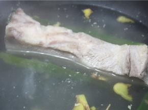 锅内添水，放入葱、姜、五花肉大火煮开，煮25分钟、煮到筷子能插进肉里大概7成熟的时候就可以捞起来冷却