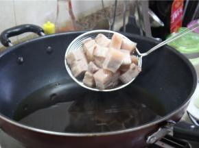 锅内倒油，炸肉的油量不要超过油锅的三分之二，防止迸溅，油温烧至微微冒烟，放入五花肉