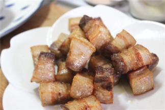 炸至表面金黄起小泡，捞出控油