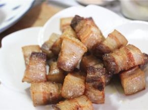 炸至表面金黄起小泡，捞出控油