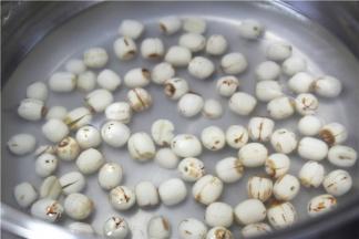 将提前泡好的莲子去掉芯，开水煮2-3分钟煮软