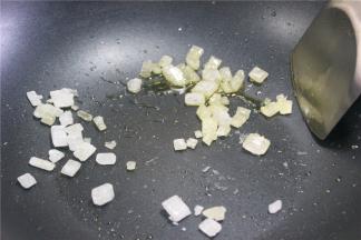 锅内倒少许的色拉油，冷油放入冰糖