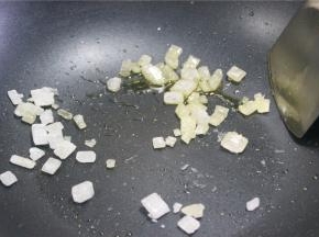锅内倒少许的色拉油，冷油放入冰糖