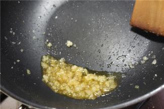 小火炒至冰糖慢慢融化成冰晶状，四周起泡泡的时候倒入与冰糖同比例的开水，千万不要用冷水