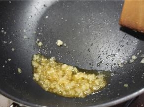 小火炒至冰糖慢慢融化成冰晶状，四周起泡泡的时候倒入与冰糖同比例的开水，千万不要用冷水