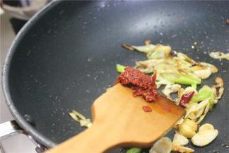 锅下倒少许的油，放入姜葱干辣椒炒香