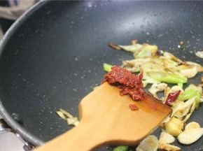 锅下倒少许的油，放入姜葱干辣椒炒香