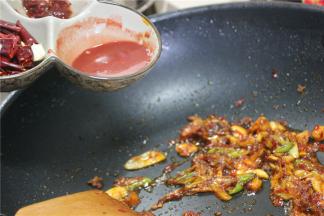 加南乳汁，李锦记豆瓣酱和3年花雕酒调味，加开水