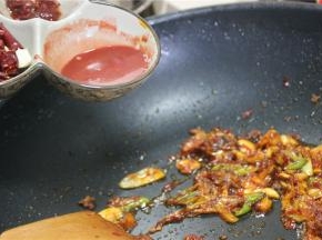 加南乳汁，李锦记豆瓣酱和3年花雕酒调味，加开水