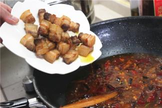 倒入炒好的糖色和五花肉，大火煮开转小火煮1个小时左右，煮至五花肉软烂
