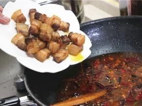倒入炒好的糖色和五花肉，大火煮开转小火煮1个小时左右，煮至五花肉软烂