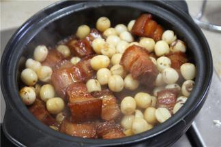 下入莲子，小火煮25分钟