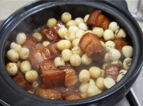 下入莲子，小火煮25分钟