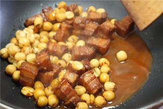 煮好之后将葱姜干辣椒等辅料滤出。加少许的盐调味，大火收汁就可以出锅了