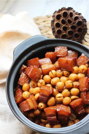 大火收汁，可以让汤汁更加的浓稠，五花肉的颜色更加的明亮