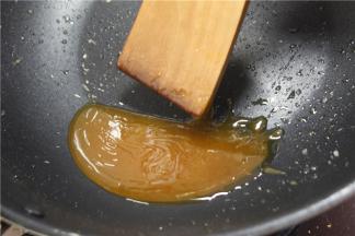 小火熬煮至枣红色，糖色就熬好了