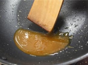 小火熬煮至枣红色，糖色就熬好了
