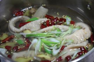 肥肠洗净之后放入开水锅内，加姜蒜干辣椒，小火煮1个半小时