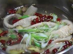 肥肠洗净之后放入开水锅内，加姜蒜干辣椒，小火煮1个半小时