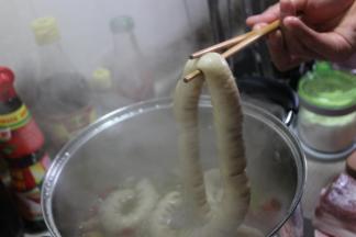 肥肠放入锅内之后开小火慢慢煨，煮一个半小时左右，煮至肥肠用筷子轻戳可以戳破，就代表煮熟了。肥肠需要煮久一点让它煮软，要不然吃的时候嚼不烂