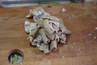 切肥肠的时候从中间剖开，去掉里面的肥油，一是吃起来口感更佳干爽，二是可以去异味，三是肥肠在烹饪的时候和调理接触面更多，更加入味