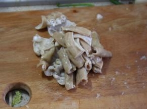 切肥肠的时候从中间剖开，去掉里面的肥油，一是吃起来口感更佳干爽，二是可以去异味，三是肥肠在烹饪的时候和调理接触面更多，更加入味