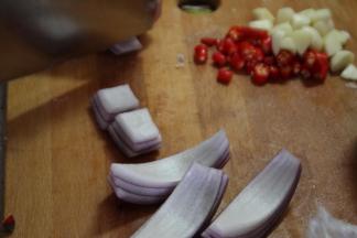 将洋葱，小米椒和大蒜切成小块，蒜不能拍太碎，不然炒菜的时候太碎，影响口感。