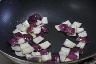 锅内倒油，烧热之后放入洋葱翻炒出香味，捞出备用