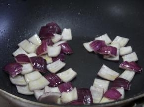 锅内倒油，烧热之后放入洋葱翻炒出香味，捞出备用