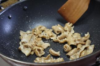 锅内重新倒油，油热之后放入肥肠，大火炒香，炒干水分