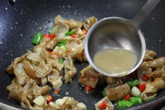 加半碗原汁，原汁就是开头煮肥肠剩下的汤汁，加少许的原汁可以让肥肠的味道更佳的浓郁