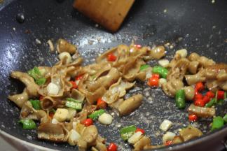 锅内倒适量的生抽，老抽和少许的料酒，加少许盐调味