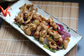 再将炒好的洋葱倒入翻炒均匀即可出锅。