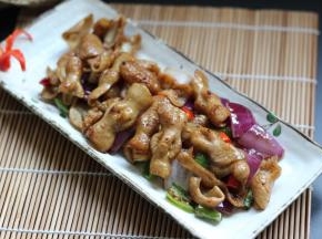 再将炒好的洋葱倒入翻炒均匀即可出锅。