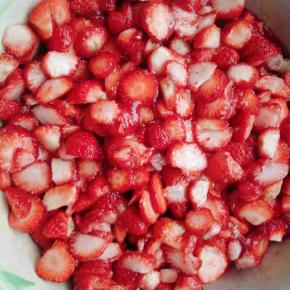 切碎，加入白糖腌制半小时，白糖不但甜味而且白糖越多，还能起到防腐作用白糖越多，保存时间越长