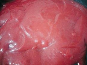 倒入不粘锅，挤入柠檬汁，小火开始熬制，一锅我熬了接近一小时，做一个一定要有耐心，全程小火，小火，期间要用硅胶刮刀不停的搅拌，以防粘锅