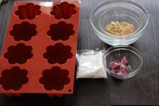 准备↓用的原料白凉粉一包，盐渍樱花，熟花生碎，红糖。